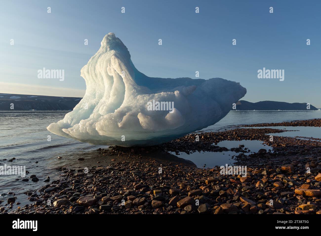 Iceberg sur une plage au Groenland Banque D'Images