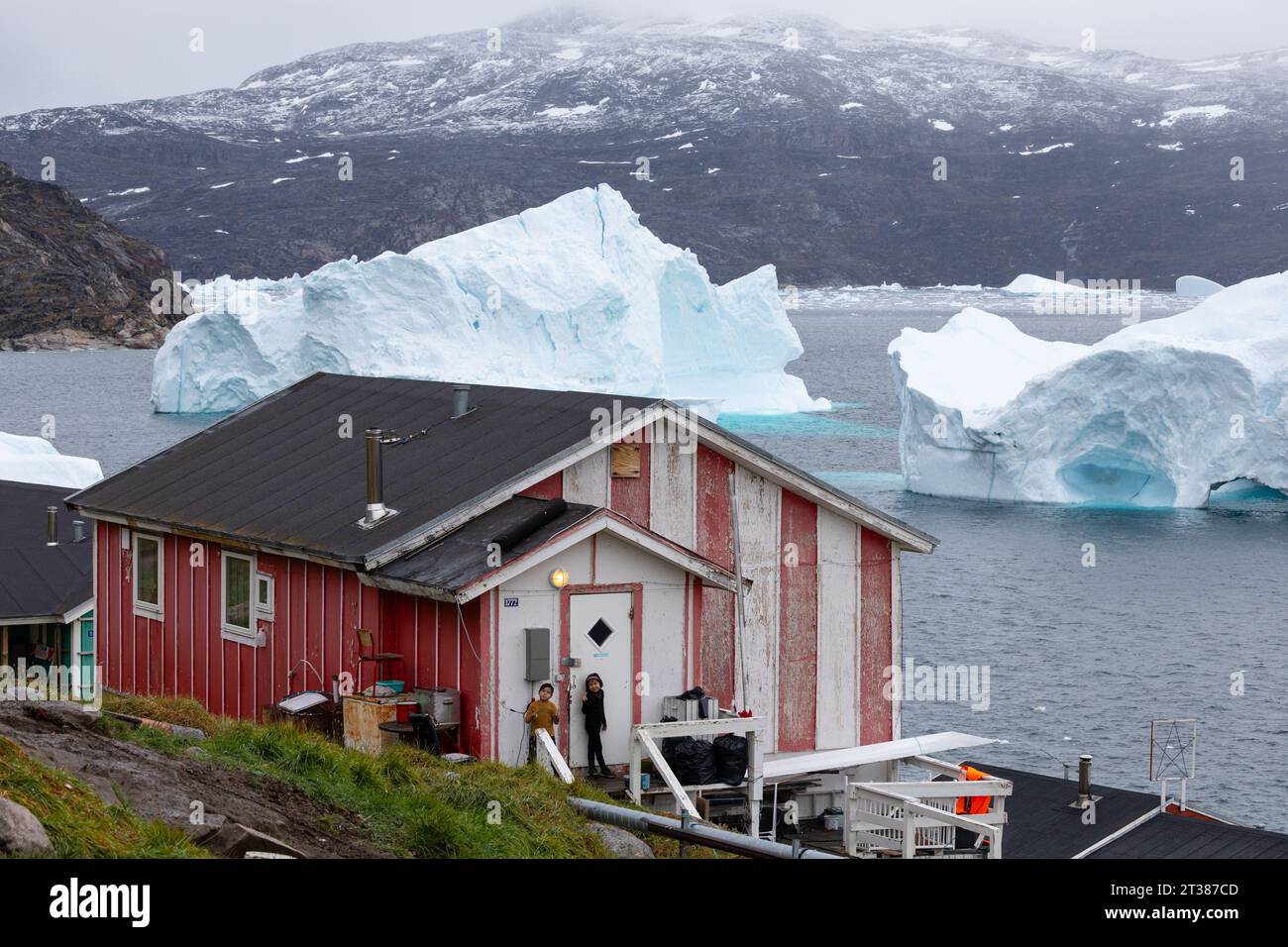Maisons colorées et icebergs à Kullorsuaq, Groenland Banque D'Images