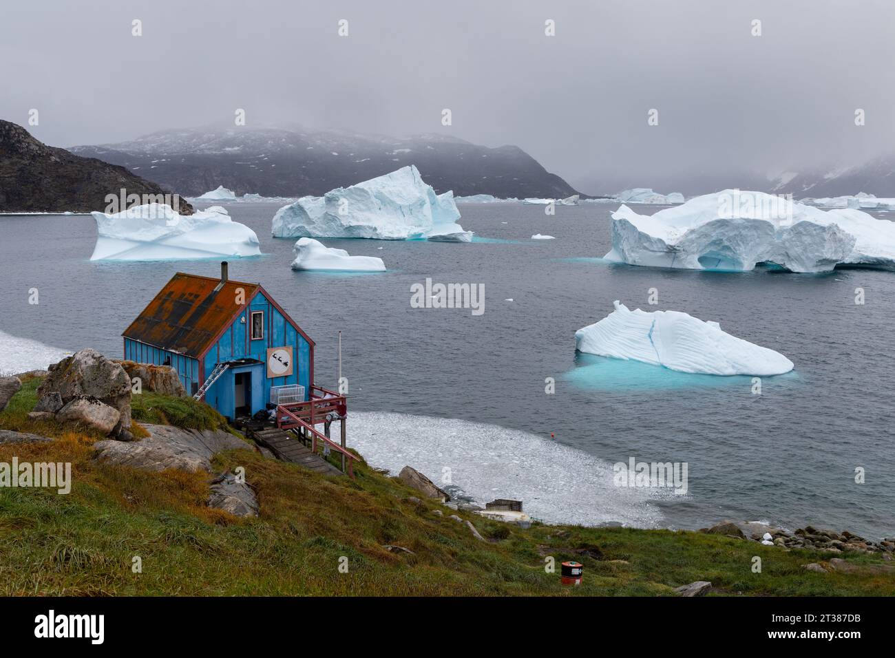 Maisons colorées et icebergs à Kullorsuaq, Groenland Banque D'Images