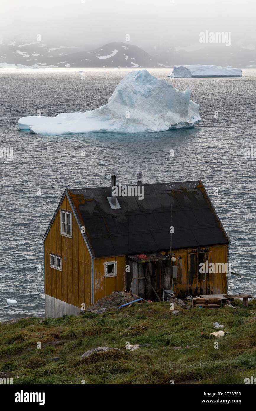 Coastal House et Iceberg au Groenland Banque D'Images