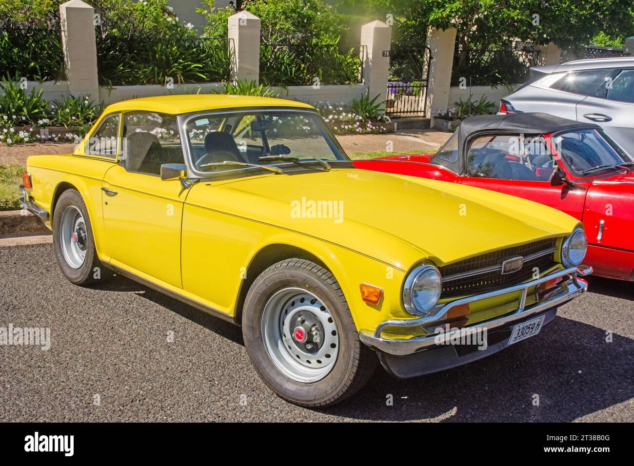 Jaune Troumph TR 6 deux portes Roadste avec toit rigide. Banque D'Images