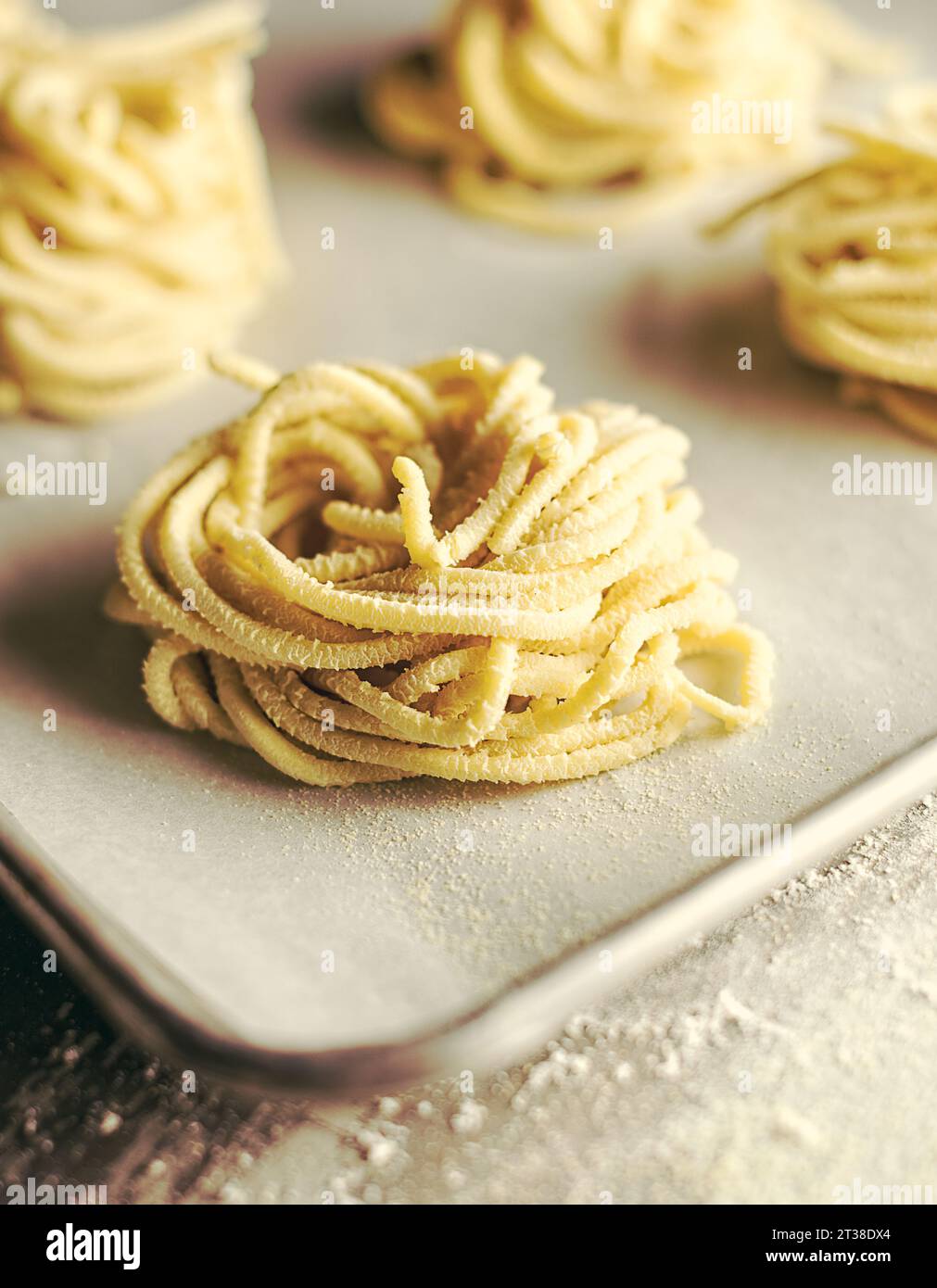 Paniers de spaghetti frais sur plateau isolé Banque D'Images
