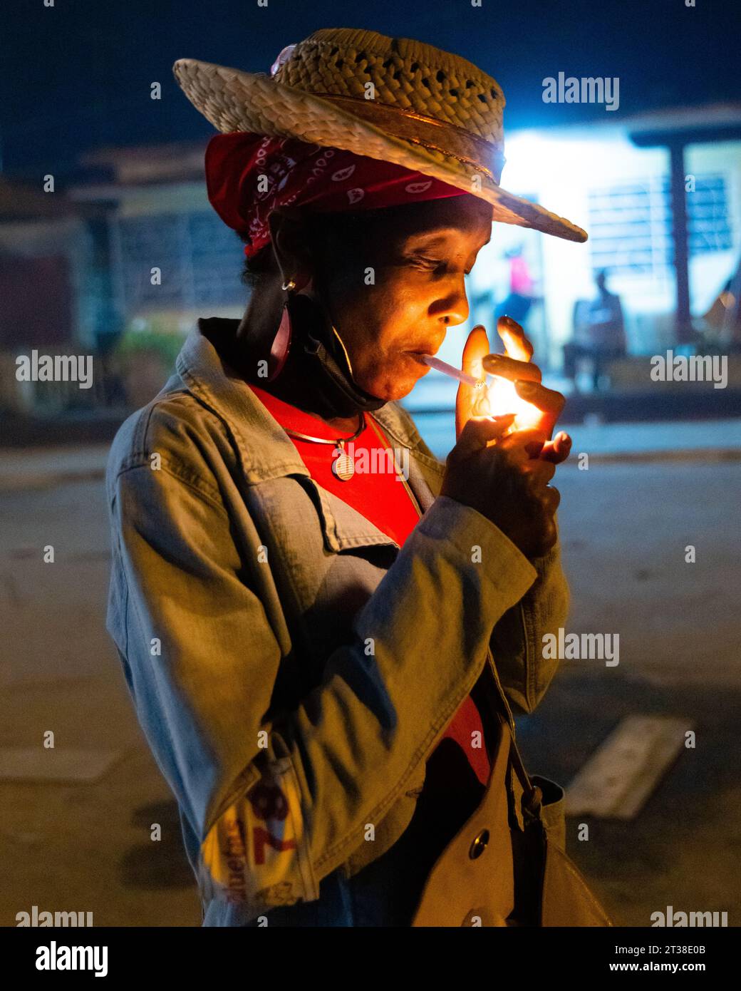 Femme cubaine allumant une cigarette Banque D'Images