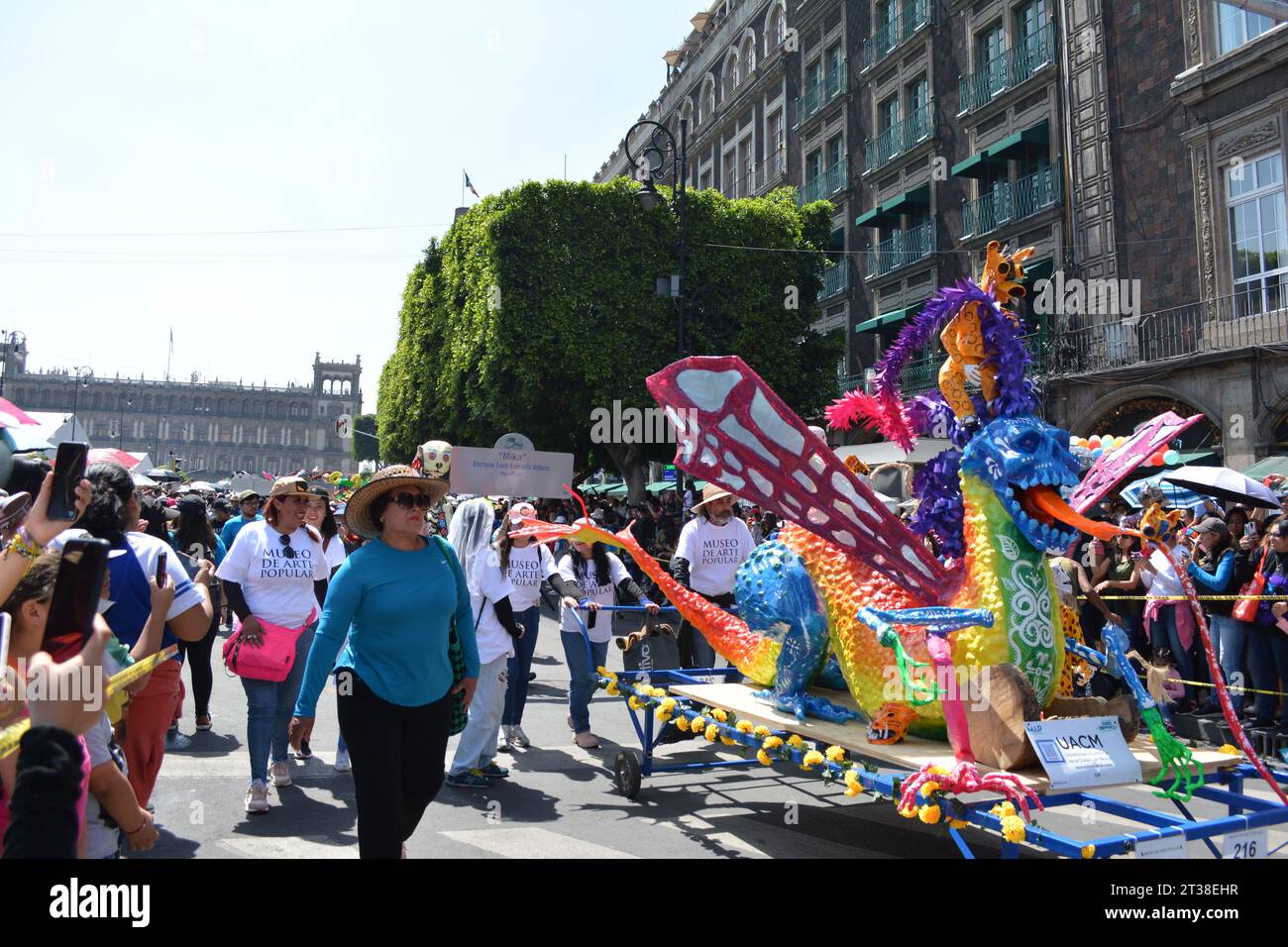 Défilé coloré Alebrijes à Mexico le 2023-10-21. Ces créatures fantastiques sont faites à la main en utilisant une variété de matériaux, comme le bois et le papier Banque D'Images