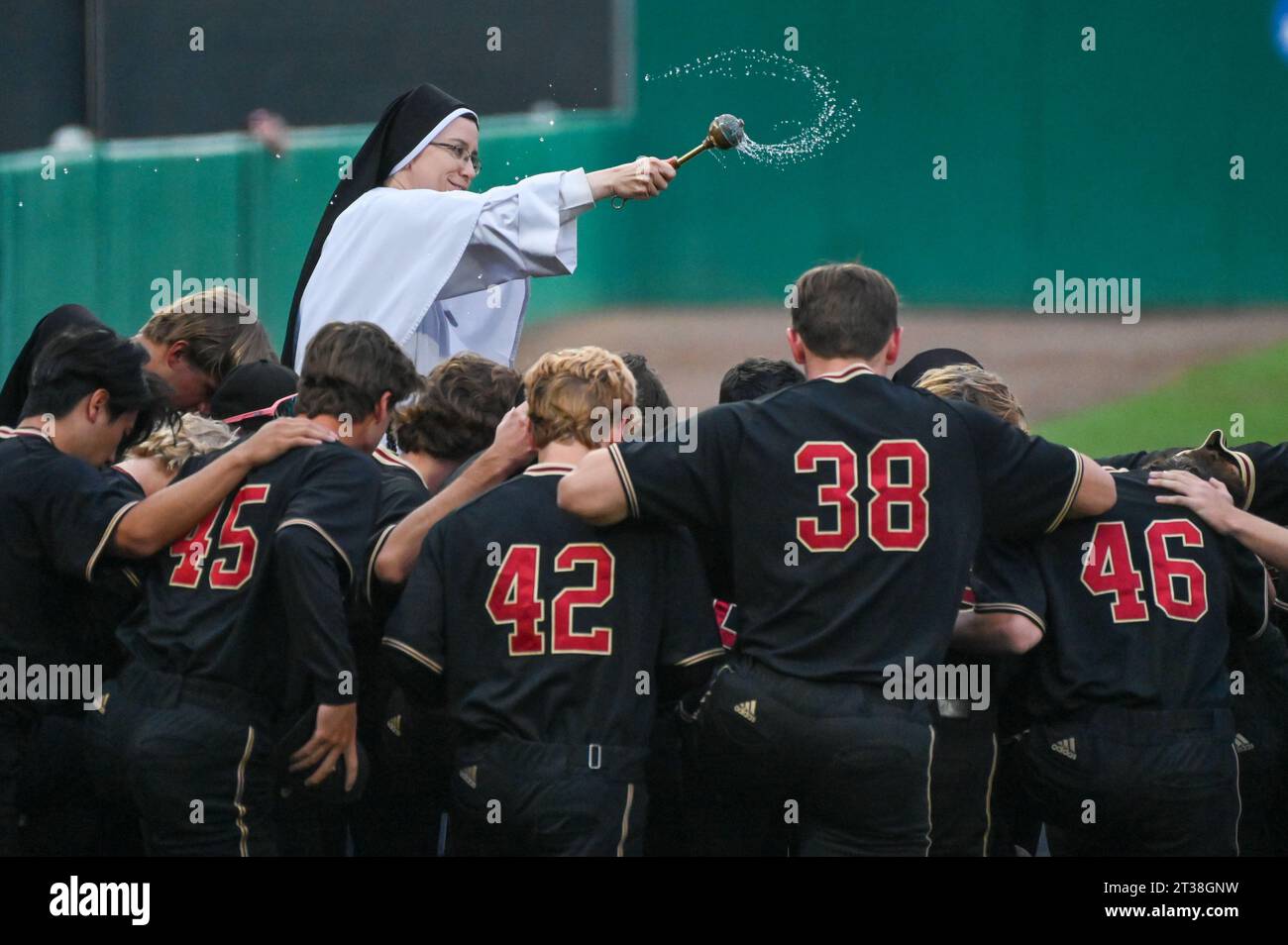 Les sœurs de JSerra béniront l’équipe avant la finale de baseball de la Section Sud de la CIF 1, vendredi, mai. 19, 2023 à long Beach, Californie. TH Banque D'Images