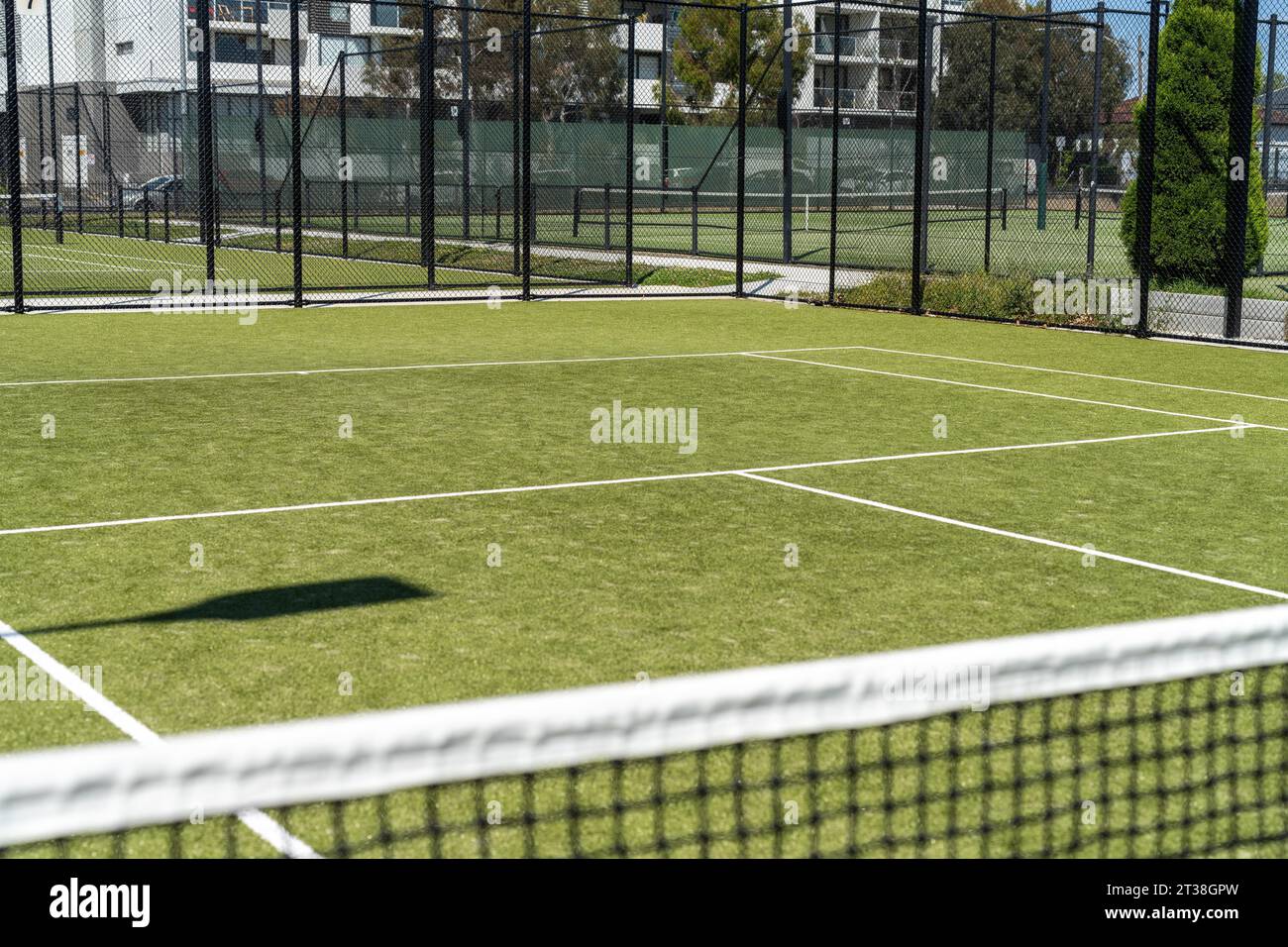 court synthétique dans un parc en été, court de tennis avec un filet en amérique Banque D'Images