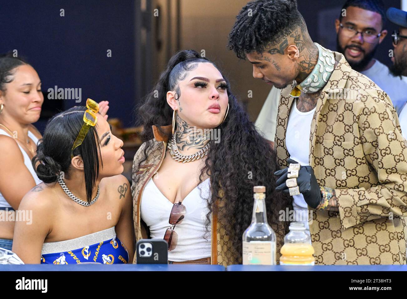 Le rappeur américain Blueface (à droite) et son fiancé Jaidyn Alexis (au centre) assistent à un match de football entre les Rams de Los Angeles et les Steeler de Pittsburgh Banque D'Images
