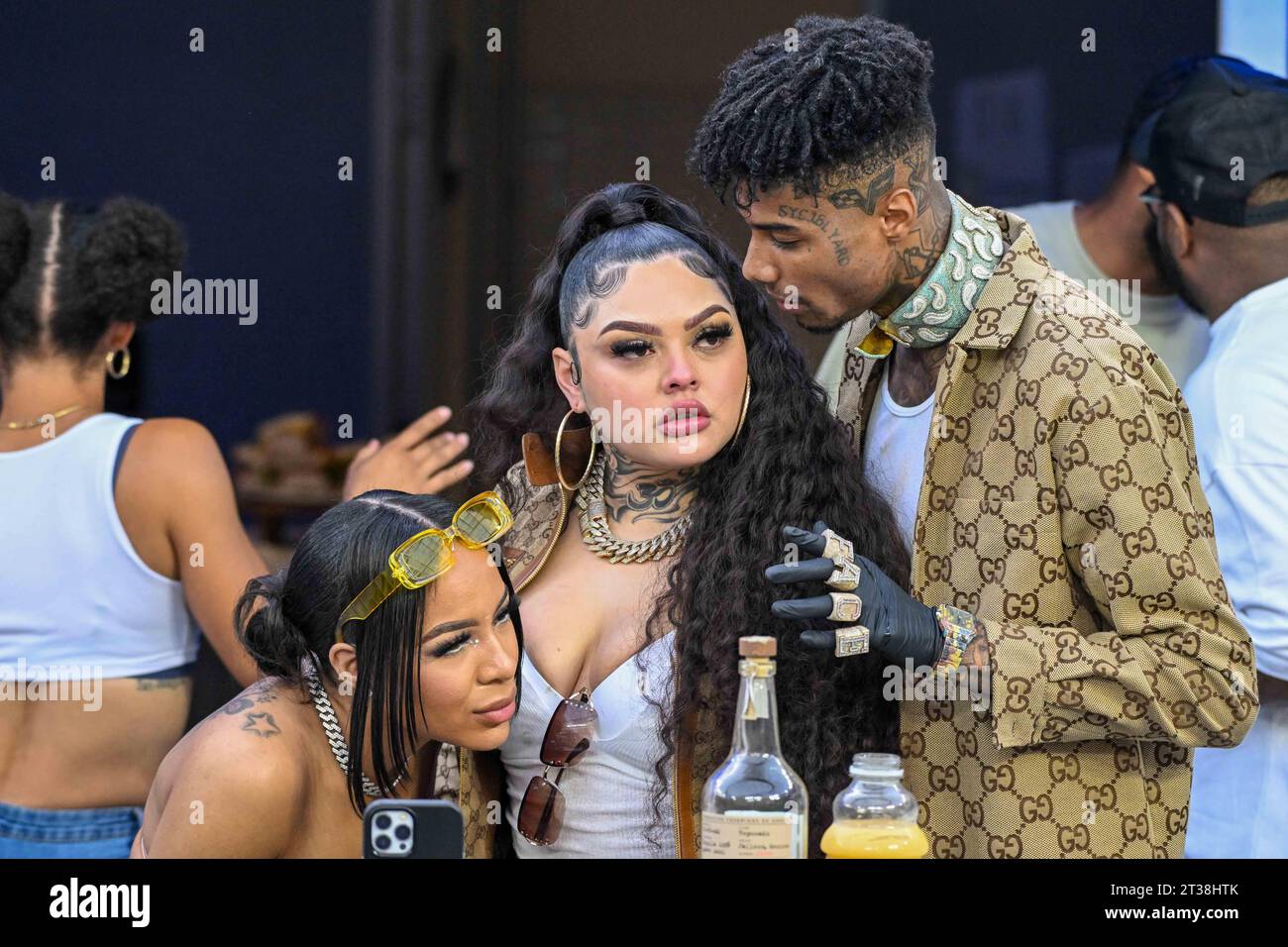 Le rappeur américain Blueface (à droite) et son fiancé Jaidyn Alexis (au centre) assistent à un match de football entre les Rams de Los Angeles et les Steeler de Pittsburgh Banque D'Images