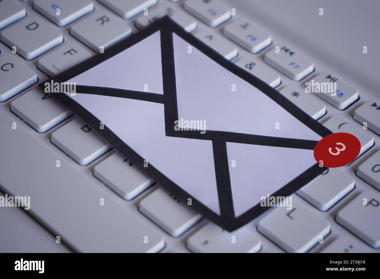 Nouvelle notification par e-mail sur le dessus du clavier. Concept de communication et de technologie Banque D'Images