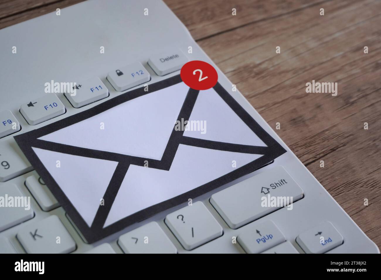 Nouvelle notification par e-mail sur le dessus du clavier. Concept de communication et de technologie Banque D'Images