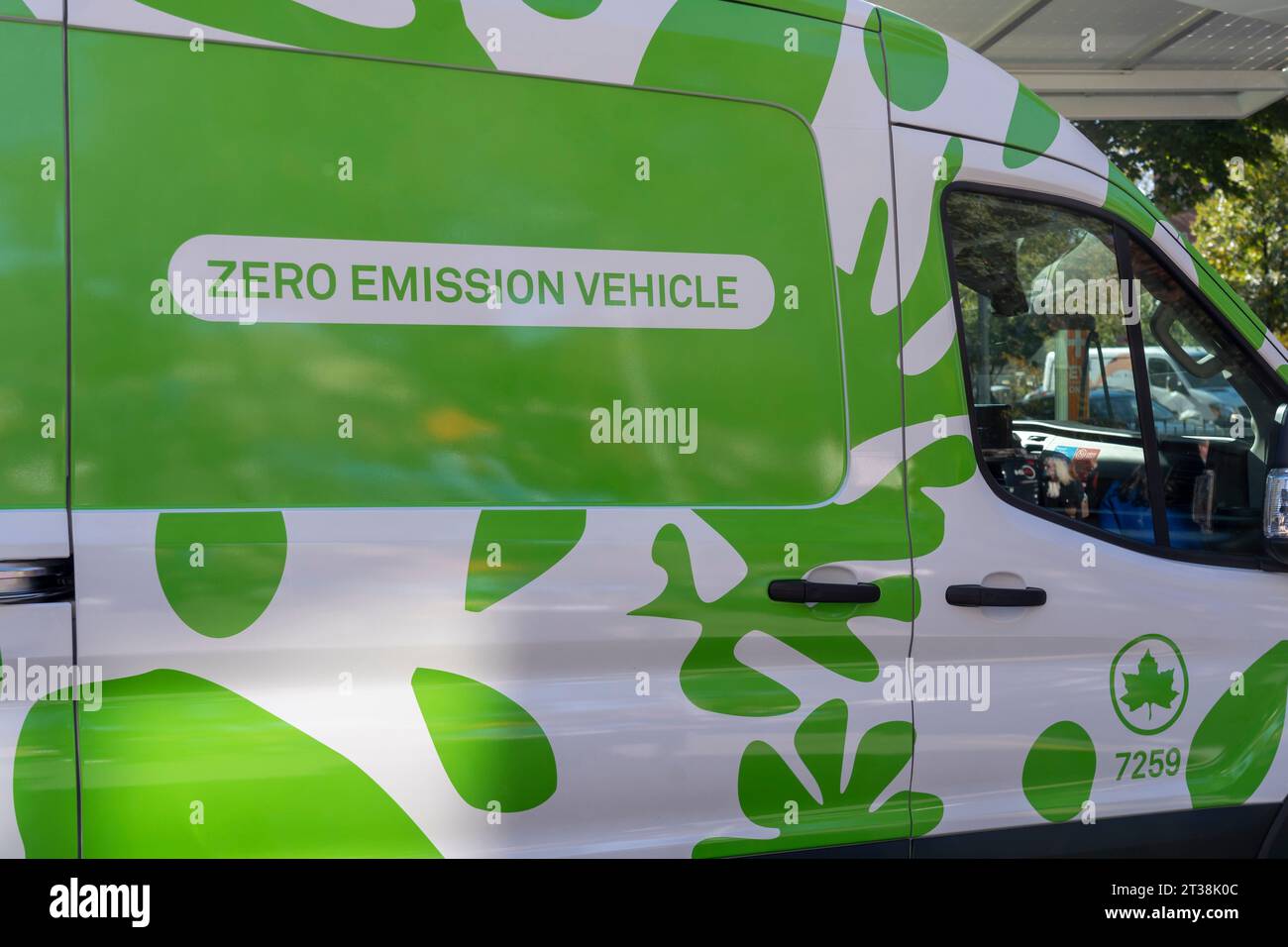 New York, États-Unis. 23 octobre 2023. Le maire de New York, Eric Adams, branche un véhicule à zéro émission de NYC Parks dans les maisons Ravenswood de NYCHA dans le quartier Queens de New York. Le maire Adams signe Intro. 279-A, codifiant officiellement l'objectif de la ville de faire passer son parc automobile à tous les véhicules entièrement électriques (ZEV) (zéro émission) d'ici 2038. En outre, la ville installera des abris solaires pour voitures dans les parkings de NYCHA et introduira un programme de partage de véhicules électriques pour le personnel de NYCHA. Crédit : SOPA Images Limited/Alamy Live News Banque D'Images