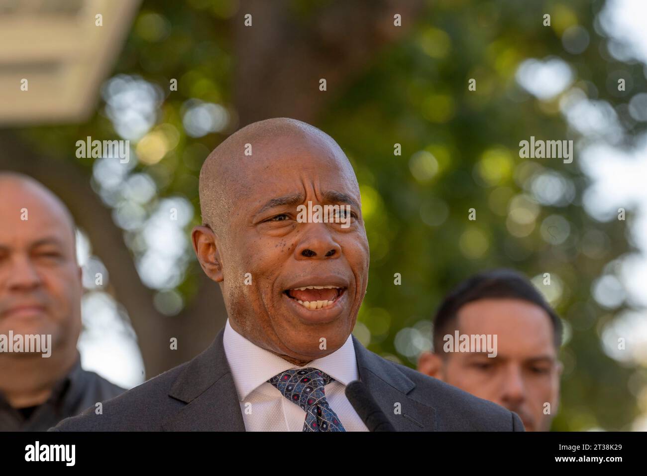New York, États-Unis. 23 octobre 2023. Le maire de New York, Eric Adams, prend la parole lors de l'intro. 279-cérémonie de signature d'un projet de loi dans les maisons Ravenswood de NYCHA dans le quartier Queens de New York. Le maire Adams signe Intro. 279-A, codifiant officiellement l'objectif de la ville de faire passer son parc automobile à tous les véhicules entièrement électriques (ZEV) (zéro émission) d'ici 2038. En outre, la ville installera des abris solaires pour voitures dans les parkings de NYCHA et introduira un programme de partage de véhicules électriques pour le personnel de NYCHA. Crédit : SOPA Images Limited/Alamy Live News Banque D'Images