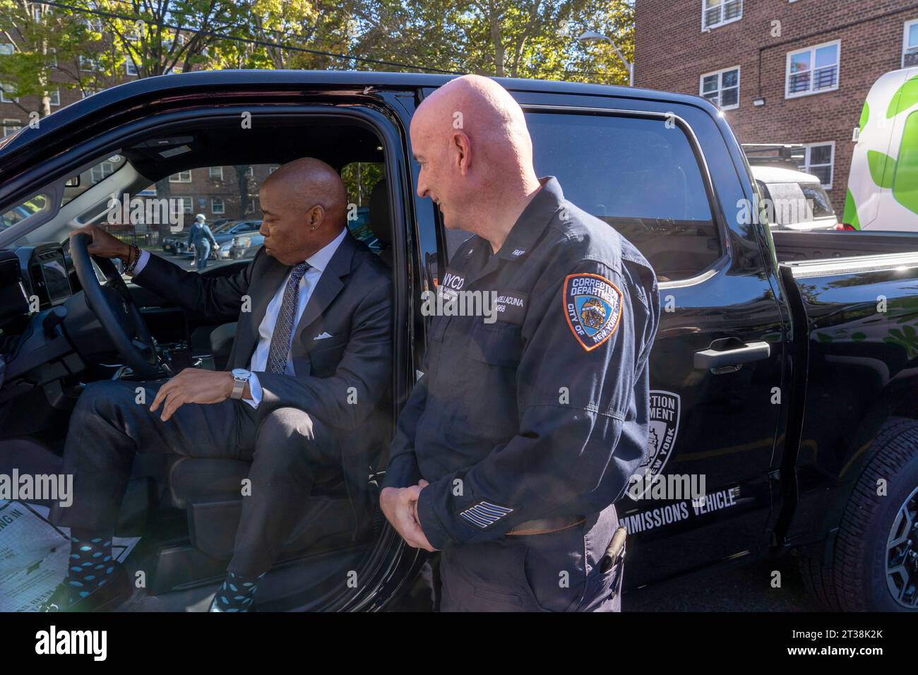 New York, États-Unis. 23 octobre 2023. Le maire de New York, Eric Adams, inspecte un véhicule zéro émission de COD dans les maisons Ravenswood de NYCHA dans le quartier Queens de New York. Le maire Adams signe Intro. 279-A, codifiant officiellement l'objectif de la ville de faire passer son parc automobile à tous les véhicules entièrement électriques (ZEV) (zéro émission) d'ici 2038. En outre, la ville installera des abris solaires pour voitures dans les parkings de NYCHA et introduira un programme de partage de véhicules électriques pour le personnel de NYCHA. Crédit : SOPA Images Limited/Alamy Live News Banque D'Images