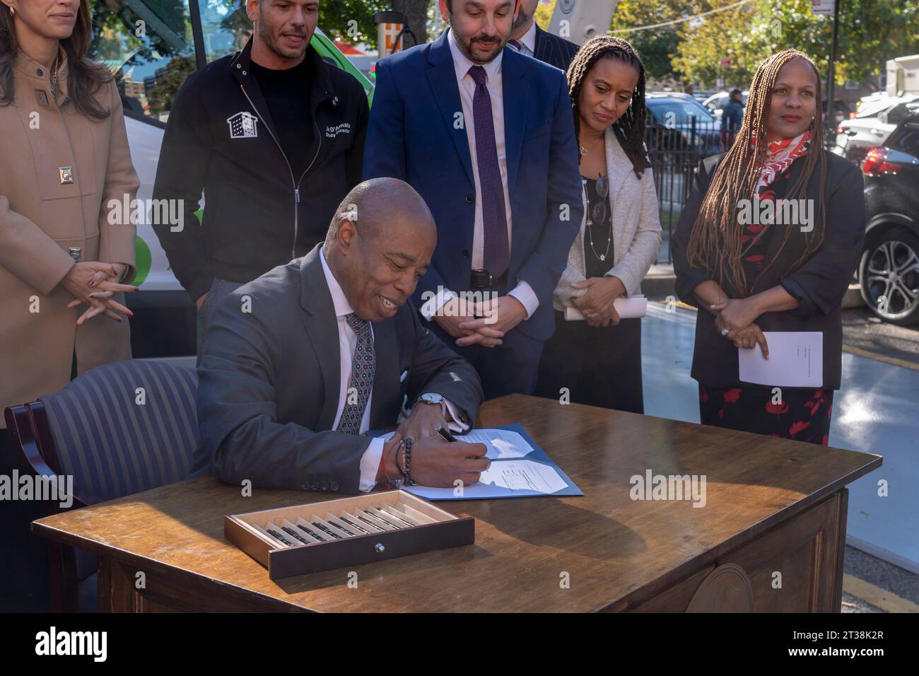 New York, États-Unis. 23 octobre 2023. Le maire de New York Eric Adams signe l'introduction. 279-A dans les maisons Ravenswood de NYCHA dans le Queens Borough de New York. Le maire Adams signe Intro. 279-A, codifiant officiellement l'objectif de la ville de faire passer son parc automobile à tous les véhicules entièrement électriques (ZEV) (zéro émission) d'ici 2038. En outre, la ville installera des abris solaires pour voitures dans les parkings de NYCHA et introduira un programme de partage de véhicules électriques pour le personnel de NYCHA. Crédit : SOPA Images Limited/Alamy Live News Banque D'Images