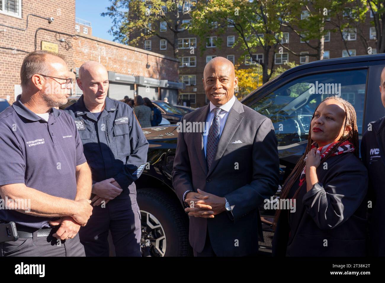 New York, États-Unis. 23 octobre 2023. Le maire de New York, Eric Adams, inspecte un véhicule zéro émission de COD dans les maisons Ravenswood de NYCHA dans le quartier Queens de New York. Le maire Adams signe Intro. 279-A, codifiant officiellement l'objectif de la ville de faire passer son parc automobile à tous les véhicules entièrement électriques (ZEV) (zéro émission) d'ici 2038. En outre, la ville installera des abris solaires pour voitures dans les parkings de NYCHA et introduira un programme de partage de véhicules électriques pour le personnel de NYCHA. Crédit : SOPA Images Limited/Alamy Live News Banque D'Images