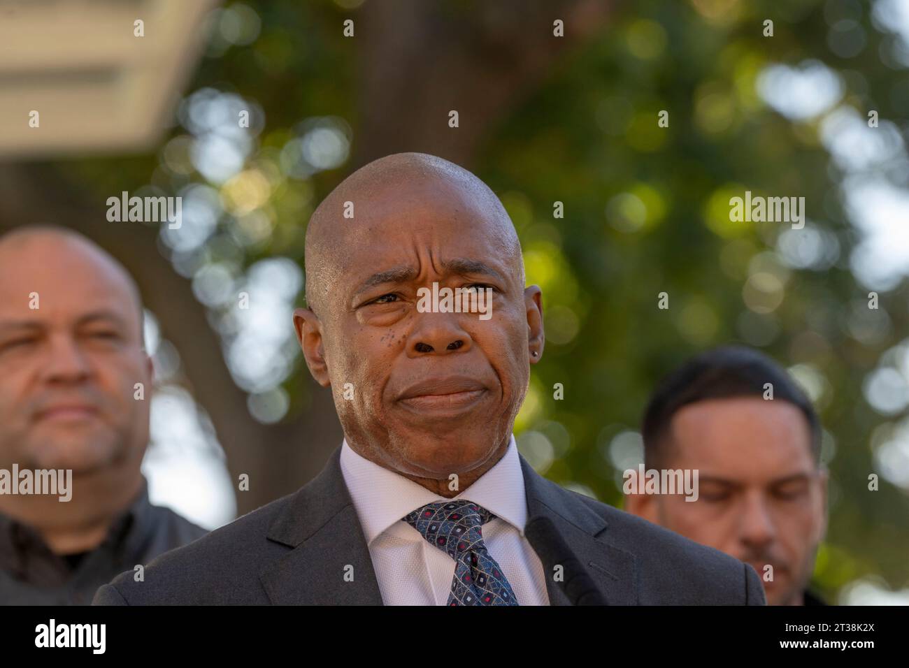 New York, États-Unis. 23 octobre 2023. Le maire de New York, Eric Adams, prend la parole lors de l'intro. 279-cérémonie de signature d'un projet de loi dans les maisons Ravenswood de NYCHA dans le quartier Queens de New York. Le maire Adams signe Intro. 279-A, codifiant officiellement l'objectif de la ville de faire passer son parc automobile à tous les véhicules entièrement électriques (ZEV) (zéro émission) d'ici 2038. En outre, la ville installera des abris solaires pour voitures dans les parkings de NYCHA et introduira un programme de partage de véhicules électriques pour le personnel de NYCHA. Crédit : SOPA Images Limited/Alamy Live News Banque D'Images