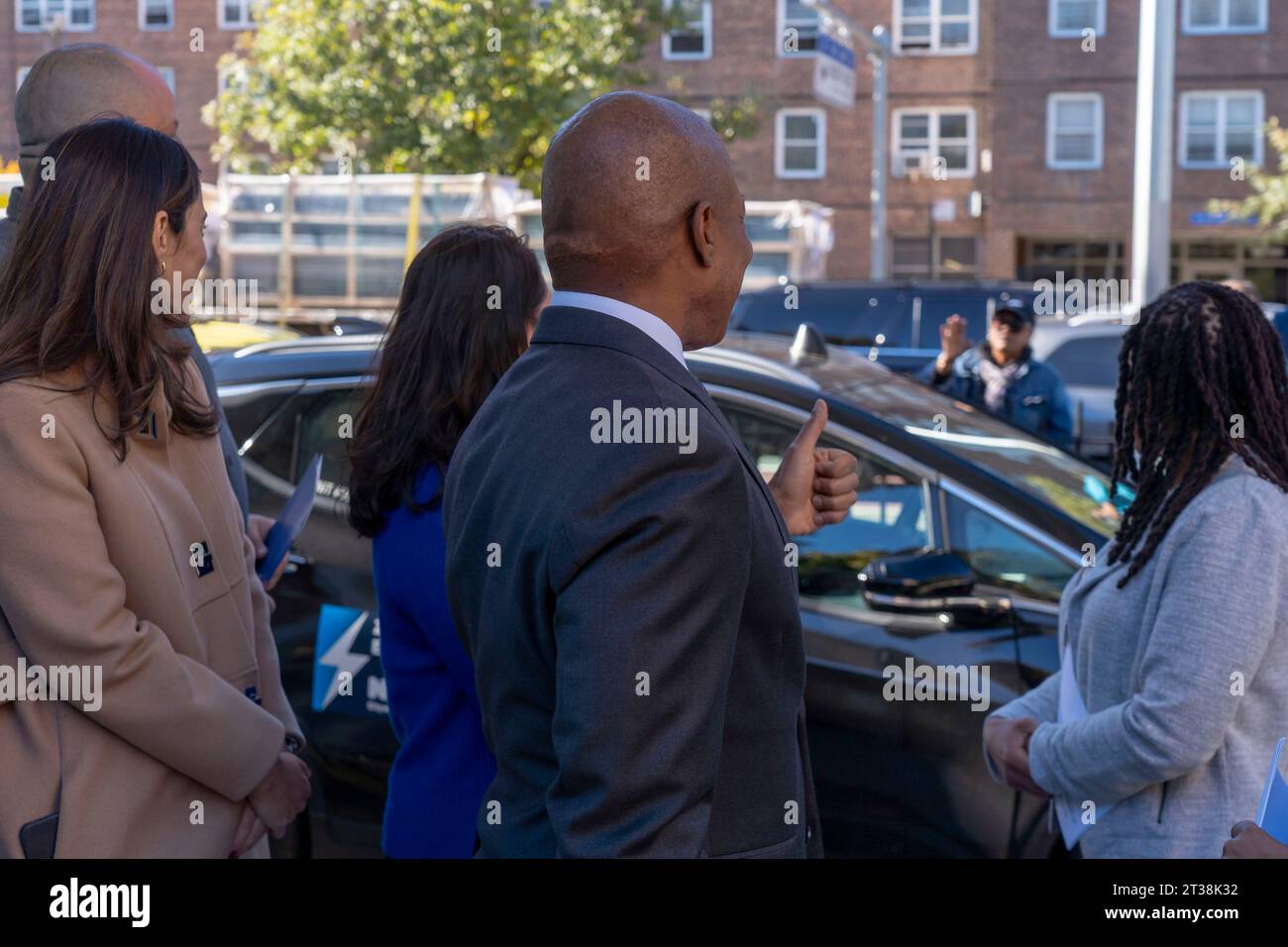New York, États-Unis. 23 octobre 2023. Le maire de New York, Eric Adams, interagit avec un piéton à Ravenswood Houses de NYCHA le 23 octobre 2023 dans le quartier Queens de New York. Le maire Adams signe Intro. 279-A, codifiant officiellement l'objectif de la ville de faire passer son parc automobile à tous les véhicules entièrement électriques (ZEV) (zéro émission) d'ici 2038. En outre, la ville installera des abris solaires pour voitures dans les parkings de NYCHA et introduira un programme de partage de véhicules électriques pour le personnel de NYCHA. Crédit : SOPA Images Limited/Alamy Live News Banque D'Images