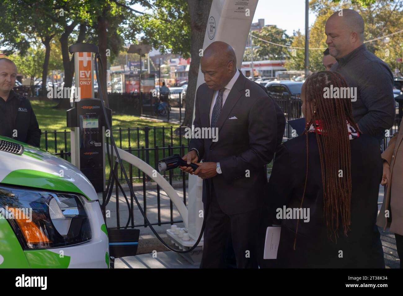 New York, États-Unis. 23 octobre 2023. Le maire de New York, Eric Adams, branche un véhicule à zéro émission de NYC Parks dans les maisons Ravenswood de NYCHA dans le quartier Queens de New York. Le maire Adams signe Intro. 279-A, codifiant officiellement l'objectif de la ville de faire passer son parc automobile à tous les véhicules entièrement électriques (ZEV) (zéro émission) d'ici 2038. En outre, la ville installera des abris solaires pour voitures dans les parkings de NYCHA et introduira un programme de partage de véhicules électriques pour le personnel de NYCHA. Crédit : SOPA Images Limited/Alamy Live News Banque D'Images