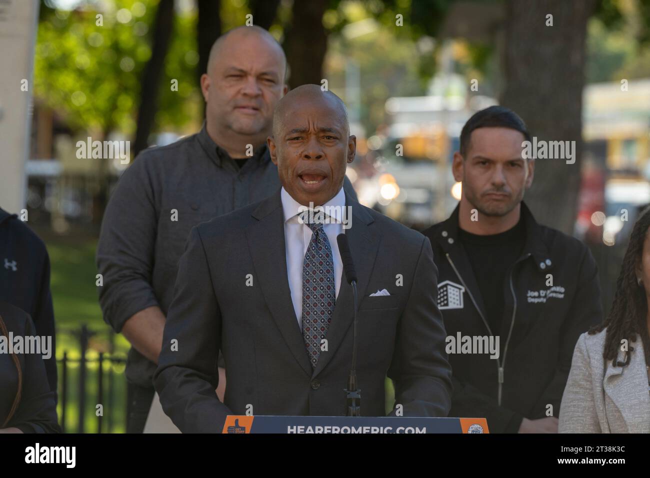 New York, États-Unis. 23 octobre 2023. Le maire de New York, Eric Adams, prend la parole lors de l'intro. 279-cérémonie de signature d'un projet de loi dans les maisons Ravenswood de NYCHA dans le quartier Queens de New York. Le maire Adams signe Intro. 279-A, codifiant officiellement l'objectif de la ville de faire passer son parc automobile à tous les véhicules entièrement électriques (ZEV) (zéro émission) d'ici 2038. En outre, la ville installera des abris solaires pour voitures dans les parkings de NYCHA et introduira un programme de partage de véhicules électriques pour le personnel de NYCHA. Crédit : SOPA Images Limited/Alamy Live News Banque D'Images