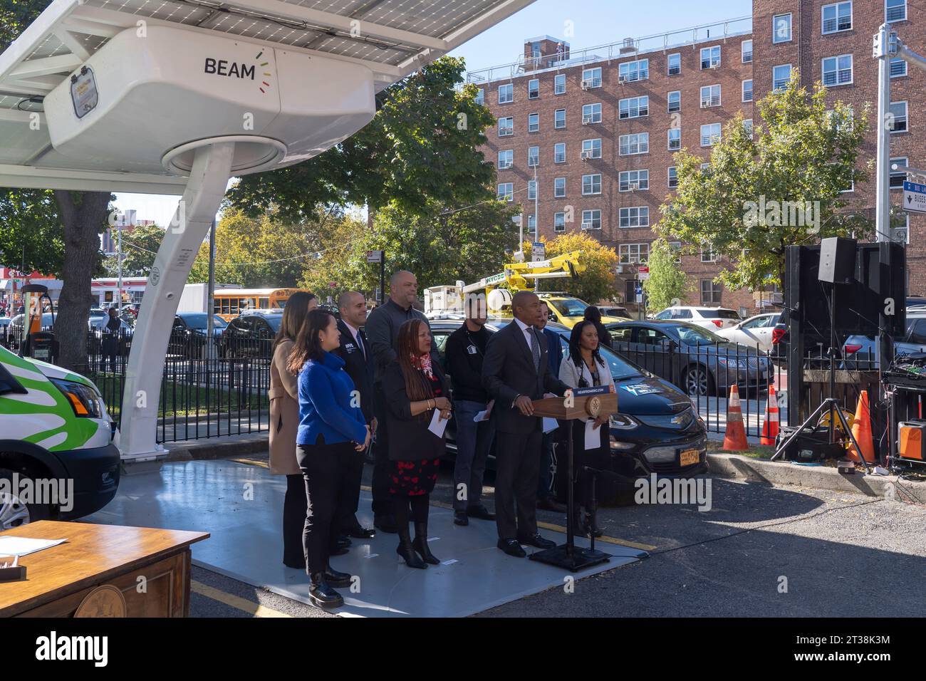 New York, États-Unis. 23 octobre 2023. Le maire de New York, Eric Adams, prend la parole lors de l'intro. 279-cérémonie de signature d'un projet de loi dans les maisons Ravenswood de NYCHA dans le quartier Queens de New York. Le maire Adams signe Intro. 279-A, codifiant officiellement l'objectif de la ville de faire passer son parc automobile à tous les véhicules entièrement électriques (ZEV) (zéro émission) d'ici 2038. En outre, la ville installera des abris solaires pour voitures dans les parkings de NYCHA et introduira un programme de partage de véhicules électriques pour le personnel de NYCHA. Crédit : SOPA Images Limited/Alamy Live News Banque D'Images