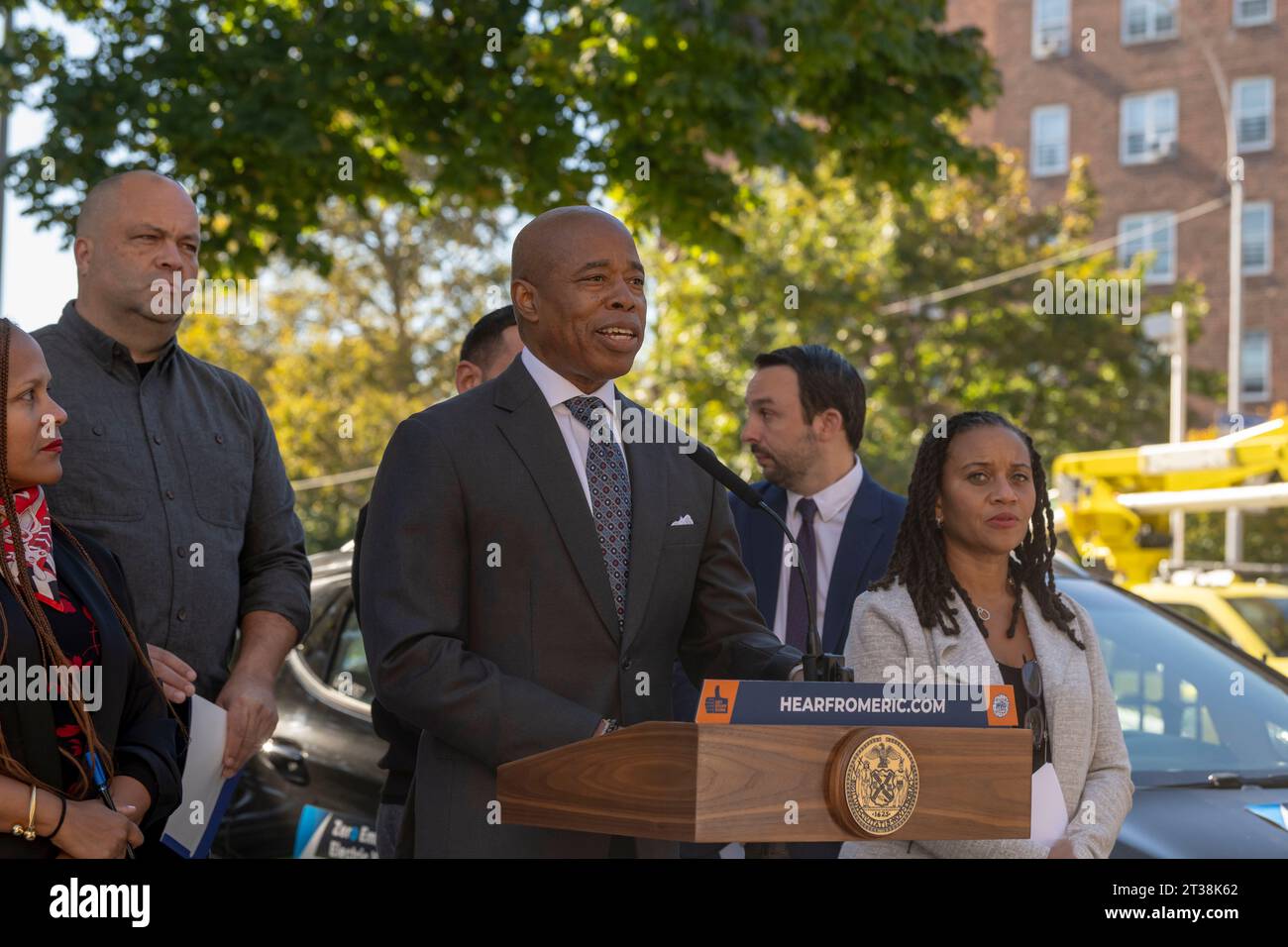 New York, États-Unis. 23 octobre 2023. Le maire de New York, Eric Adams, prend la parole lors de l'intro. 279-cérémonie de signature d'un projet de loi dans les maisons Ravenswood de NYCHA dans le quartier Queens de New York. Le maire Adams signe Intro. 279-A, codifiant officiellement l'objectif de la ville de faire passer son parc automobile à tous les véhicules entièrement électriques (ZEV) (zéro émission) d'ici 2038. En outre, la ville installera des abris solaires pour voitures dans les parkings de NYCHA et introduira un programme de partage de véhicules électriques pour le personnel de NYCHA. Crédit : SOPA Images Limited/Alamy Live News Banque D'Images