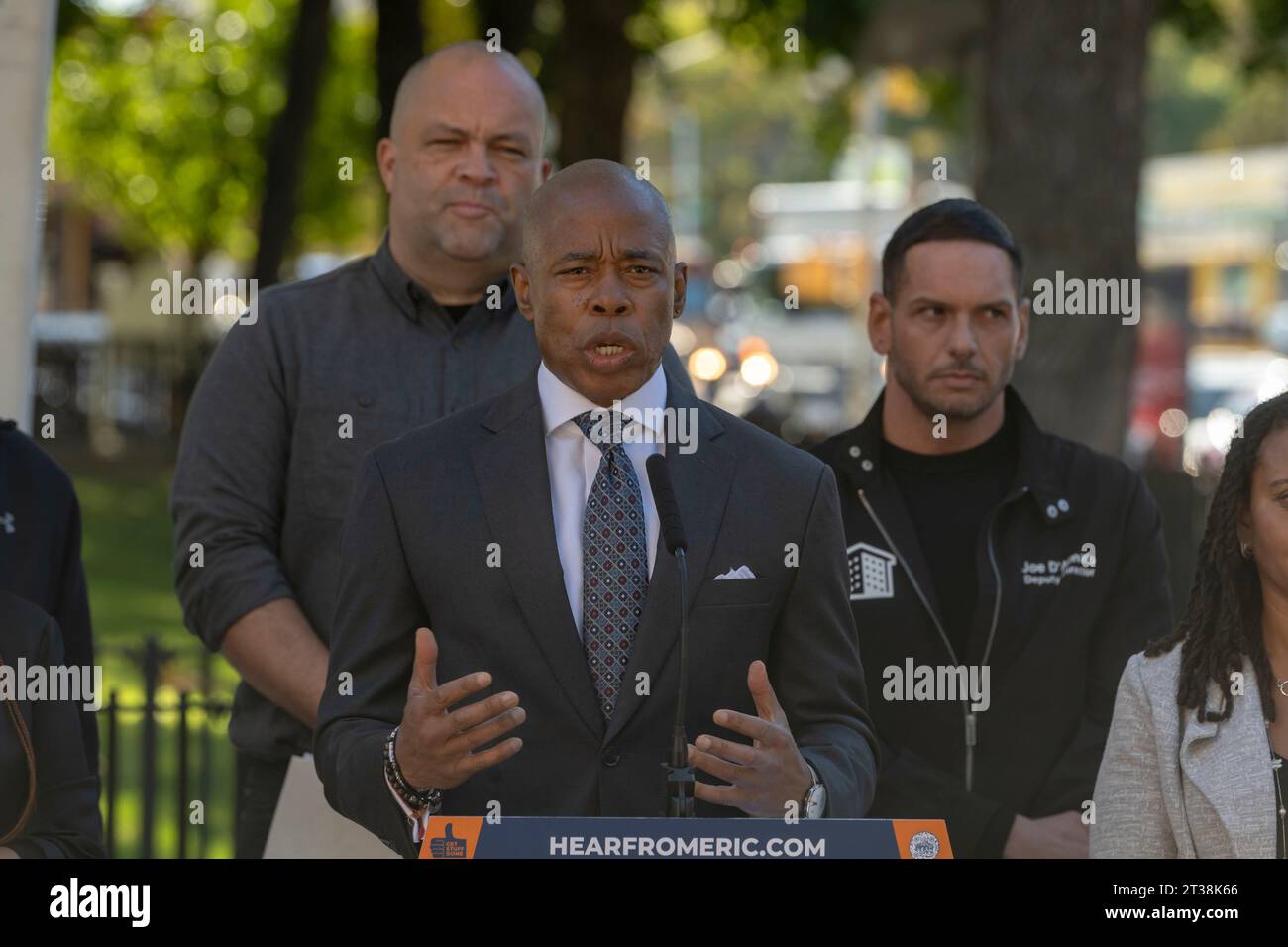 New York, États-Unis. 23 octobre 2023. Le maire de New York, Eric Adams, prend la parole lors de l'intro. 279-cérémonie de signature d'un projet de loi dans les maisons Ravenswood de NYCHA dans le quartier Queens de New York. Le maire Adams signe Intro. 279-A, codifiant officiellement l'objectif de la ville de faire passer son parc automobile à tous les véhicules entièrement électriques (ZEV) (zéro émission) d'ici 2038. En outre, la ville installera des abris solaires pour voitures dans les parkings de NYCHA et introduira un programme de partage de véhicules électriques pour le personnel de NYCHA. Crédit : SOPA Images Limited/Alamy Live News Banque D'Images