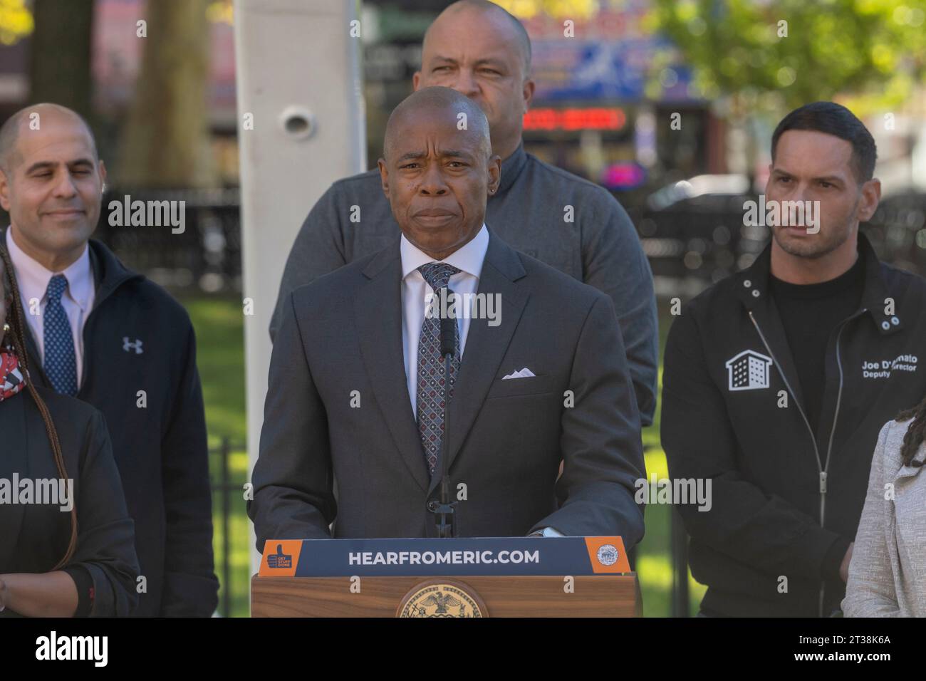 New York, États-Unis. 23 octobre 2023. Le maire de New York, Eric Adams, prend la parole lors de l'intro. 279-cérémonie de signature d'un projet de loi dans les maisons Ravenswood de NYCHA dans le quartier Queens de New York. Le maire Adams signe Intro. 279-A, codifiant officiellement l'objectif de la ville de faire passer son parc automobile à tous les véhicules entièrement électriques (ZEV) (zéro émission) d'ici 2038. En outre, la ville installera des abris solaires pour voitures dans les parkings de NYCHA et introduira un programme de partage de véhicules électriques pour le personnel de NYCHA. Crédit : SOPA Images Limited/Alamy Live News Banque D'Images