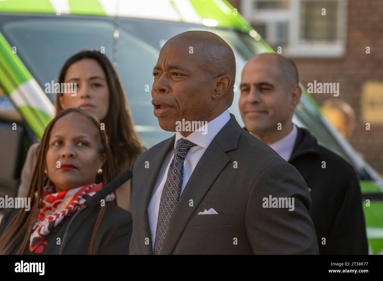 New York, États-Unis. 23 octobre 2023. Le maire de New York, Eric Adams, prend la parole lors de l'intro. 279-cérémonie de signature d'un projet de loi dans les maisons Ravenswood de NYCHA dans le quartier Queens de New York. Le maire Adams signe Intro. 279-A, codifiant officiellement l'objectif de la ville de faire passer son parc automobile à tous les véhicules entièrement électriques (ZEV) (zéro émission) d'ici 2038. En outre, la ville installera des abris solaires pour voitures dans les parkings de NYCHA et introduira un programme de partage de véhicules électriques pour le personnel de NYCHA. Crédit : SOPA Images Limited/Alamy Live News Banque D'Images