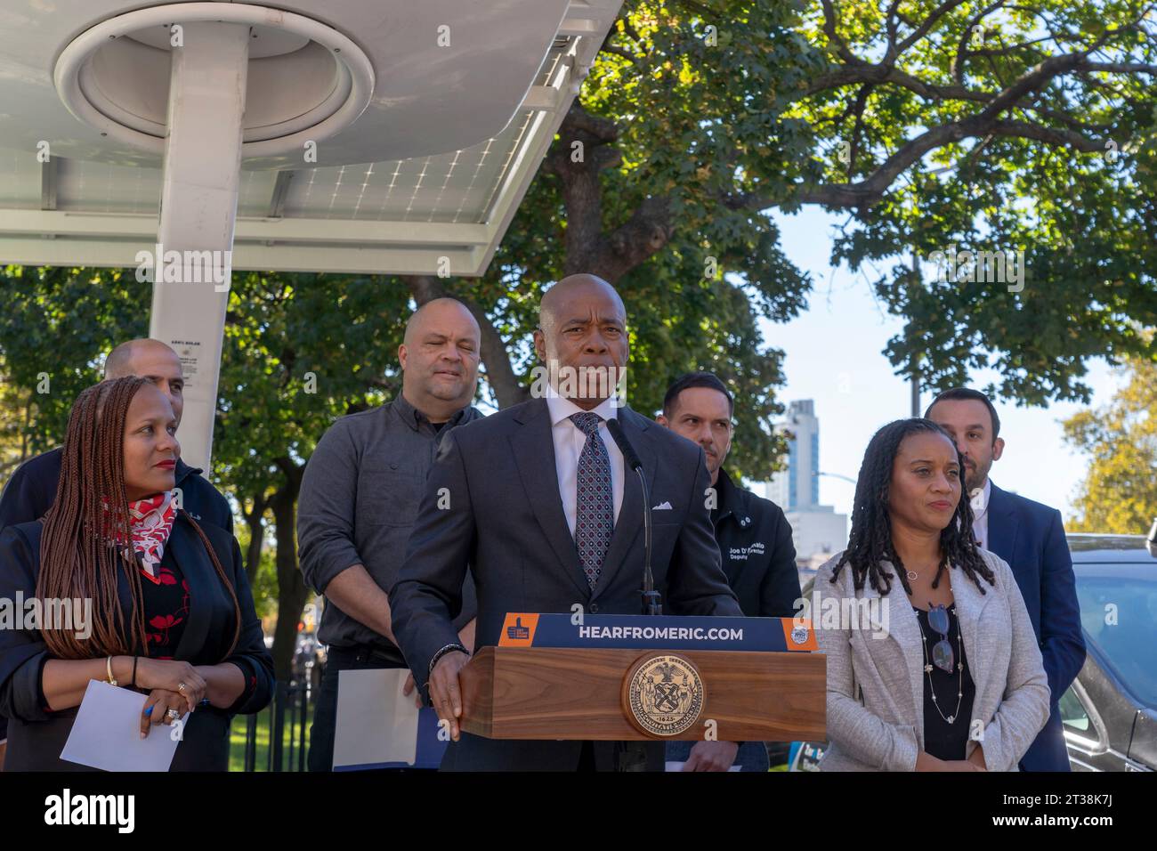 New York, États-Unis. 23 octobre 2023. Le maire de New York, Eric Adams, prend la parole lors de l'intro. 279-cérémonie de signature d'un projet de loi dans les maisons Ravenswood de NYCHA dans le quartier Queens de New York. Le maire Adams signe Intro. 279-A, codifiant officiellement l'objectif de la ville de faire passer son parc automobile à tous les véhicules entièrement électriques (ZEV) (zéro émission) d'ici 2038. En outre, la ville installera des abris solaires pour voitures dans les parkings de NYCHA et introduira un programme de partage de véhicules électriques pour le personnel de NYCHA. (Photo Ron Adar/SOPA Images/Sipa USA) crédit : SIPA USA/Alamy Live News Banque D'Images