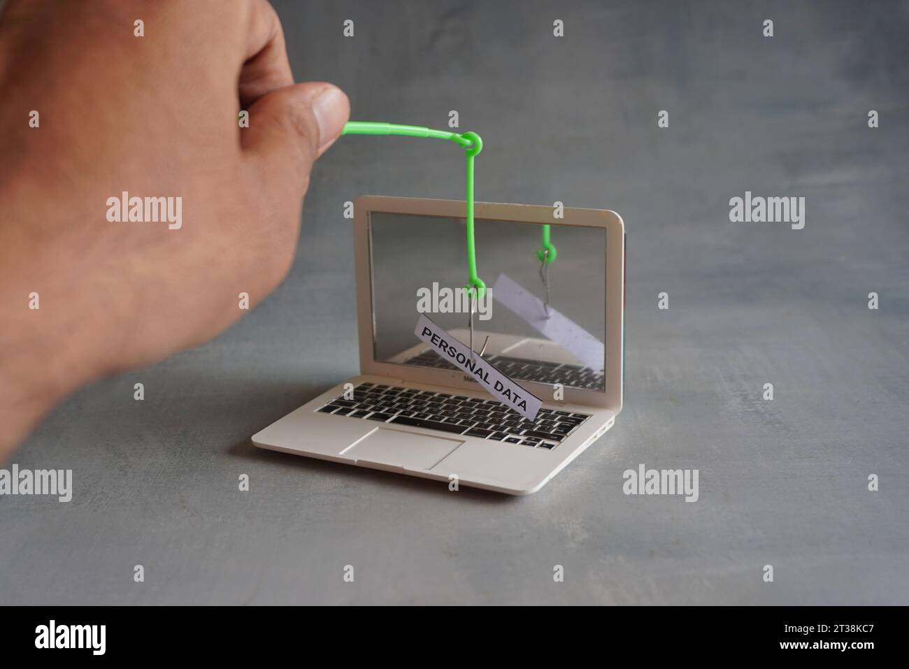 Image rapprochée d'un ordinateur portable et d'un hameçon avec DES DONNÉES PERSONNELLES textuelles. Concept d'attaque par hameçonnage Banque D'Images