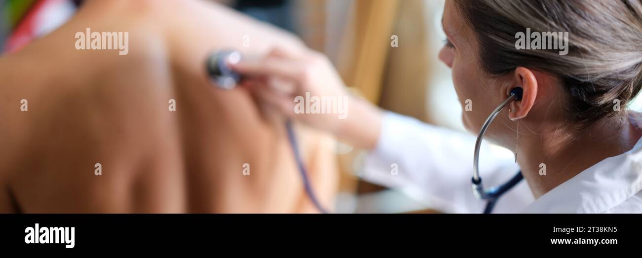 Le thérapeute écoute l'homme qui respire à l'aide d'un stéthoscope Banque D'Images
