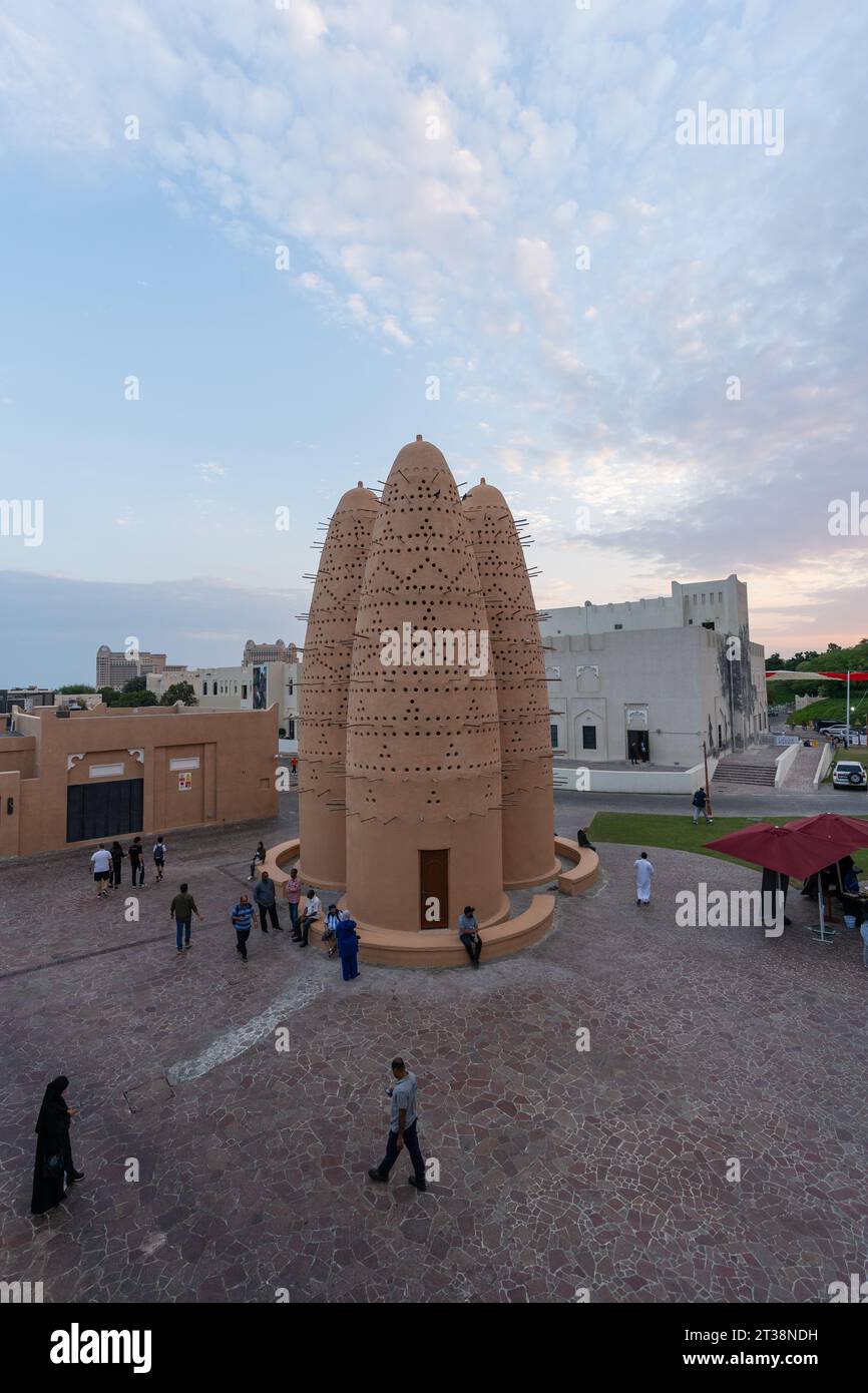 Doha, Qatar - 9 décembre 2022 : tours de pigeons dans le village culturel Katara, Doha, Qatar. Banque D'Images