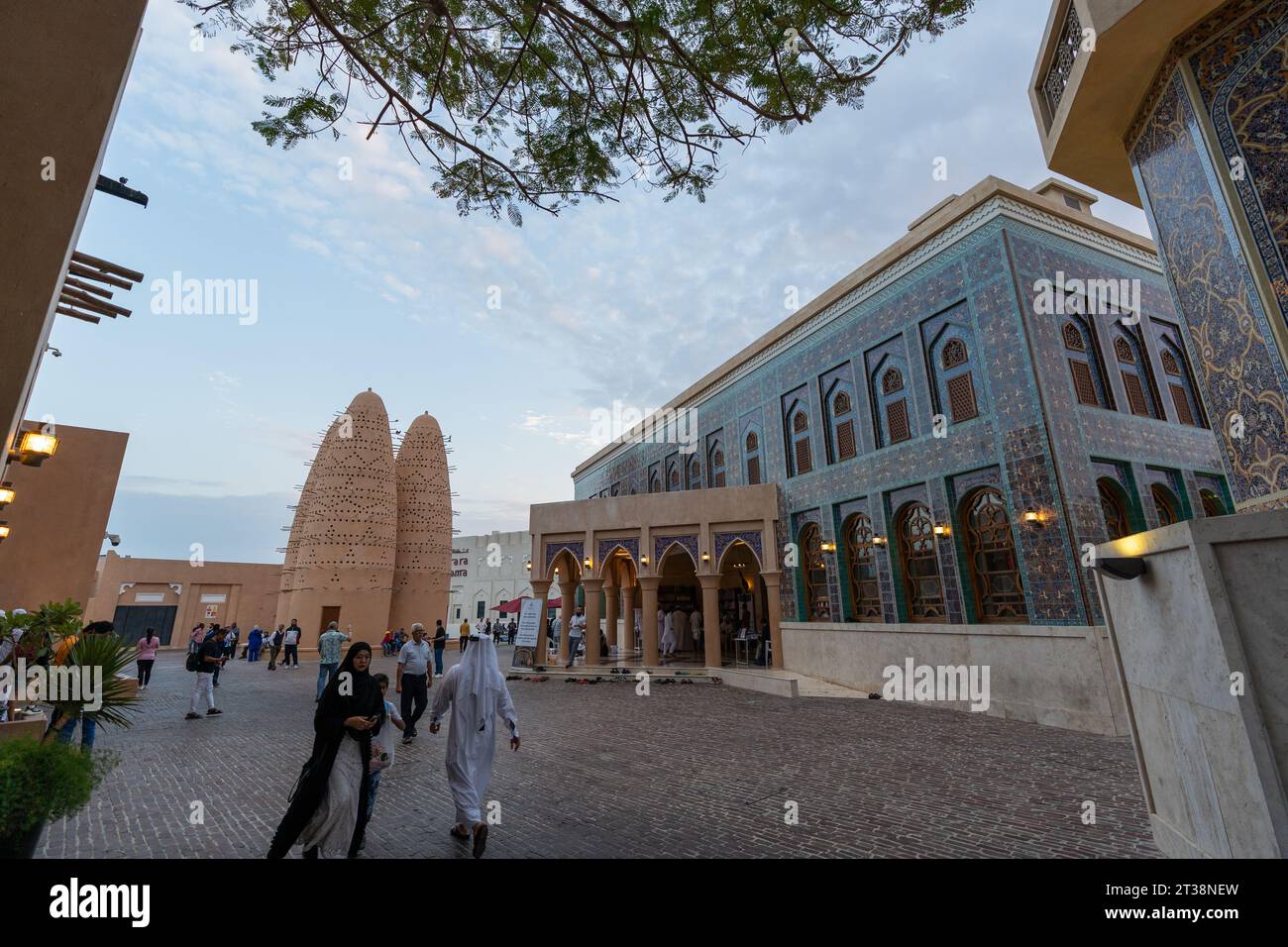 Doha, Qatar - 9 décembre 2022 : la mosquée et la tour de Katara, l'une des plus belles mosquées du village culturel de Katara, Doha, Qatar. Banque D'Images