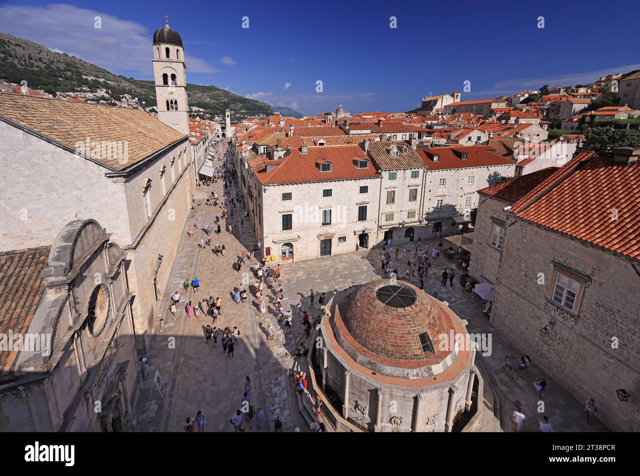 Touristes marchant sur l'ancienne rue Stradun dans la vieille ville de Dubrovnik Banque D'Images