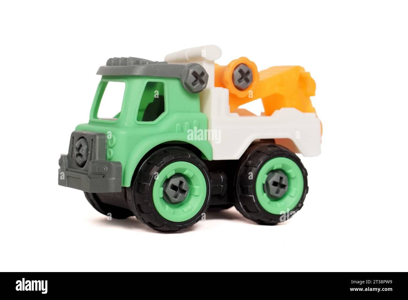 Jouet de camion de remorquage en plastique isolé sur fond blanc, jouet d'assemblage de bricolage pour augmenter la créativité de l'enfant. Banque D'Images
