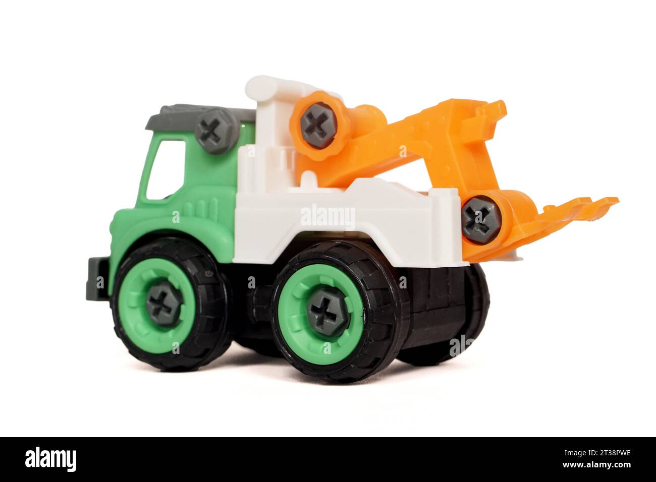 Vue latérale du jouet de camion de remorquage en plastique isolé sur fond blanc, jouet d'assemblage de bricolage pour augmenter la créativité de l'enfant. Banque D'Images