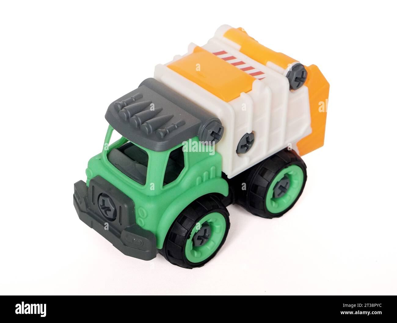 Jouet de camion à ordures en plastique isolé sur fond blanc, jouet d'assemblage de bricolage pour augmenter la créativité de l'enfant. Banque D'Images