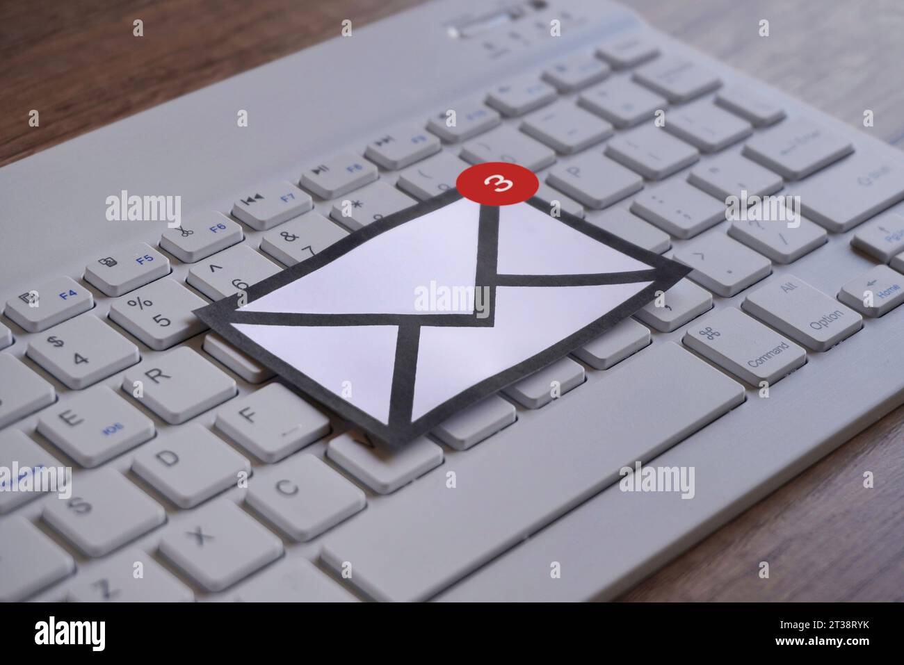 Nouvelle notification par e-mail sur le dessus du clavier. Concept de communication et de technologie Banque D'Images