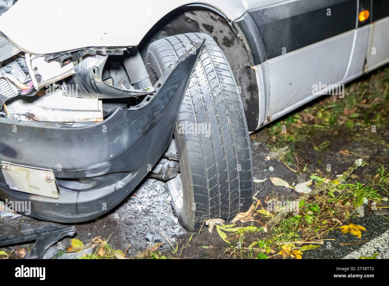 231024 Verkehrsunfall News ID : FR 2023-10-24 transporter kollidiert frontal mit Straßenbaum Fahrer verletzt in Klinik S222 BEI Neundorf. Auf der Staatsstraße 222 zwischen dem Abzweig nach Neundorf und dem Verkehrsknotenpunkt Mönchsbad Hat sich am Dienstagmorgen ein Verkehrsunfall ereignet. Der Fahrer eines Mercedes transporter war gegen 5:00 Uhr auf der S222 in Richtung dem Verkehrsknotenpunkt Mönchsbad unterwegs. AUS noch ungeklärter Ursache geriet der Fahrer auf gerader Strecke nach rechts von der Fahrbahn ab und kollidierte frontal mit einem Straßenbaum. Ersthelfer leisteten dem Fahrer umge Banque D'Images