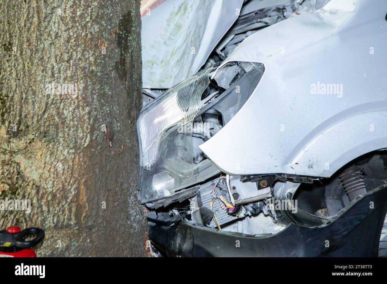 231024 Verkehrsunfall News ID : FR 2023-10-24 transporter kollidiert frontal mit Straßenbaum Fahrer verletzt in Klinik S222 BEI Neundorf. Auf der Staatsstraße 222 zwischen dem Abzweig nach Neundorf und dem Verkehrsknotenpunkt Mönchsbad Hat sich am Dienstagmorgen ein Verkehrsunfall ereignet. Der Fahrer eines Mercedes transporter war gegen 5:00 Uhr auf der S222 in Richtung dem Verkehrsknotenpunkt Mönchsbad unterwegs. AUS noch ungeklärter Ursache geriet der Fahrer auf gerader Strecke nach rechts von der Fahrbahn ab und kollidierte frontal mit einem Straßenbaum. Ersthelfer leisteten dem Fahrer umge Banque D'Images