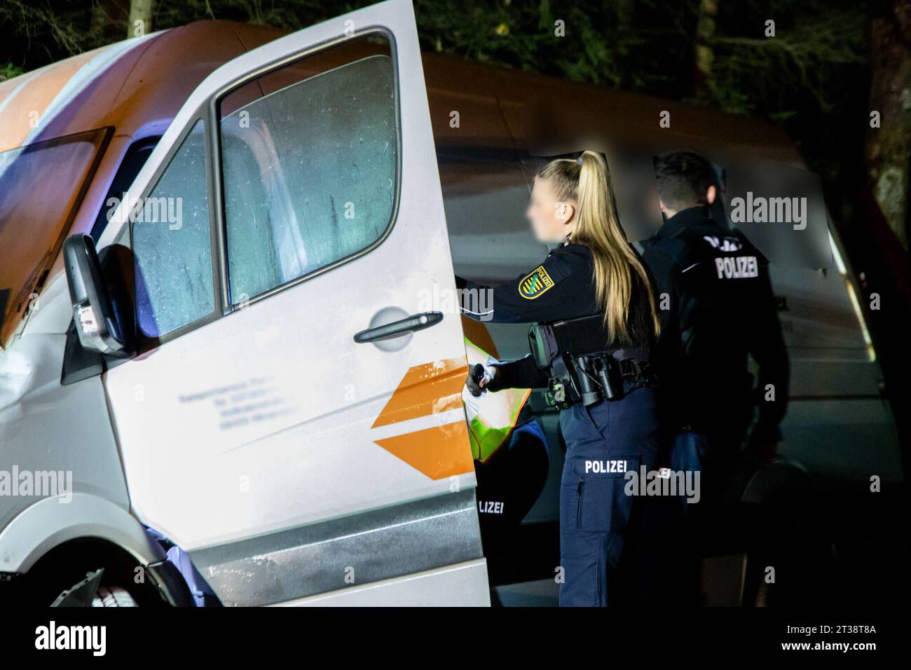 231024 Verkehrsunfall News ID : FR 2023-10-24 transporter kollidiert frontal mit Straßenbaum Fahrer verletzt in Klinik S222 BEI Neundorf. Auf der Staatsstraße 222 zwischen dem Abzweig nach Neundorf und dem Verkehrsknotenpunkt Mönchsbad Hat sich am Dienstagmorgen ein Verkehrsunfall ereignet. Der Fahrer eines Mercedes transporter war gegen 5:00 Uhr auf der S222 in Richtung dem Verkehrsknotenpunkt Mönchsbad unterwegs. AUS noch ungeklärter Ursache geriet der Fahrer auf gerader Strecke nach rechts von der Fahrbahn ab und kollidierte frontal mit einem Straßenbaum. Ersthelfer leisteten dem Fahrer umge Banque D'Images