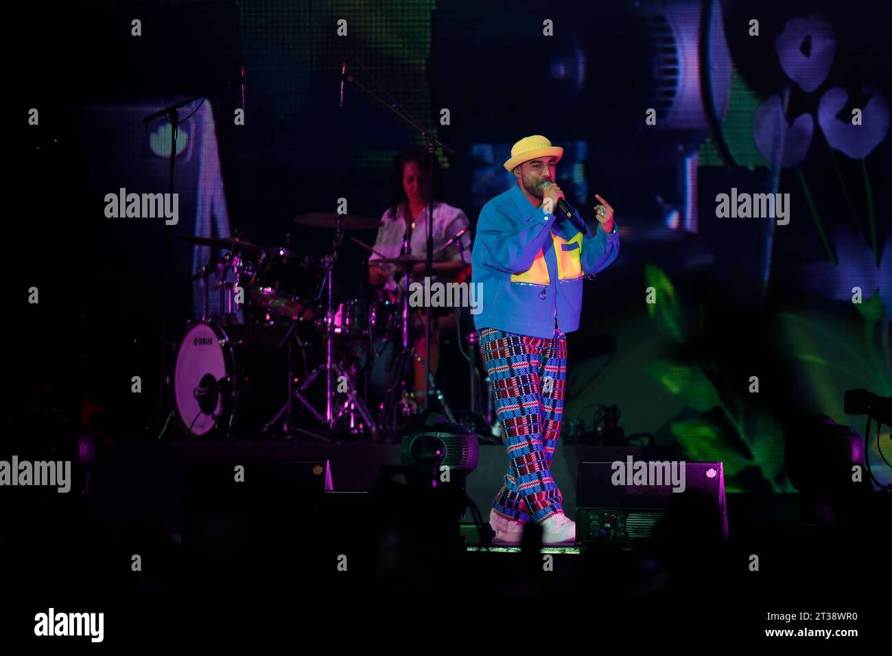 21 octobre 2023, Madrid, Madrid, Espagne : le chanteur et compositeur espagnol Nil Moliner (Barcelone, 1992), qui a commencé sa carrière musicale en 2005, en tant que chanteur et guitariste du groupe pop-rock catalan CyBee, et plus tard, en 2013, il a sorti son premier single solo qui en 2019 a reçu le disque d'or en Espagne pour sa chanson 'Soldadito de hierro', lors de sa participation à la 'Cadena 100. Concert de por ellas, qui célèbre cette année son dixième anniversaire, au Centre WiZink, à Madrid (Espagne). Le 'Cadena 100. Le concert de por ellas revient une année de plus au WiZink Center pour lever des fonds pour la danse Banque D'Images