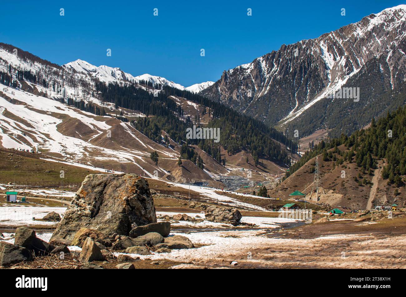 Le majestueux pays enneigé du Cachemire : beauté éternelle : majesté des montagnes enneigées du Cachemire Banque D'Images