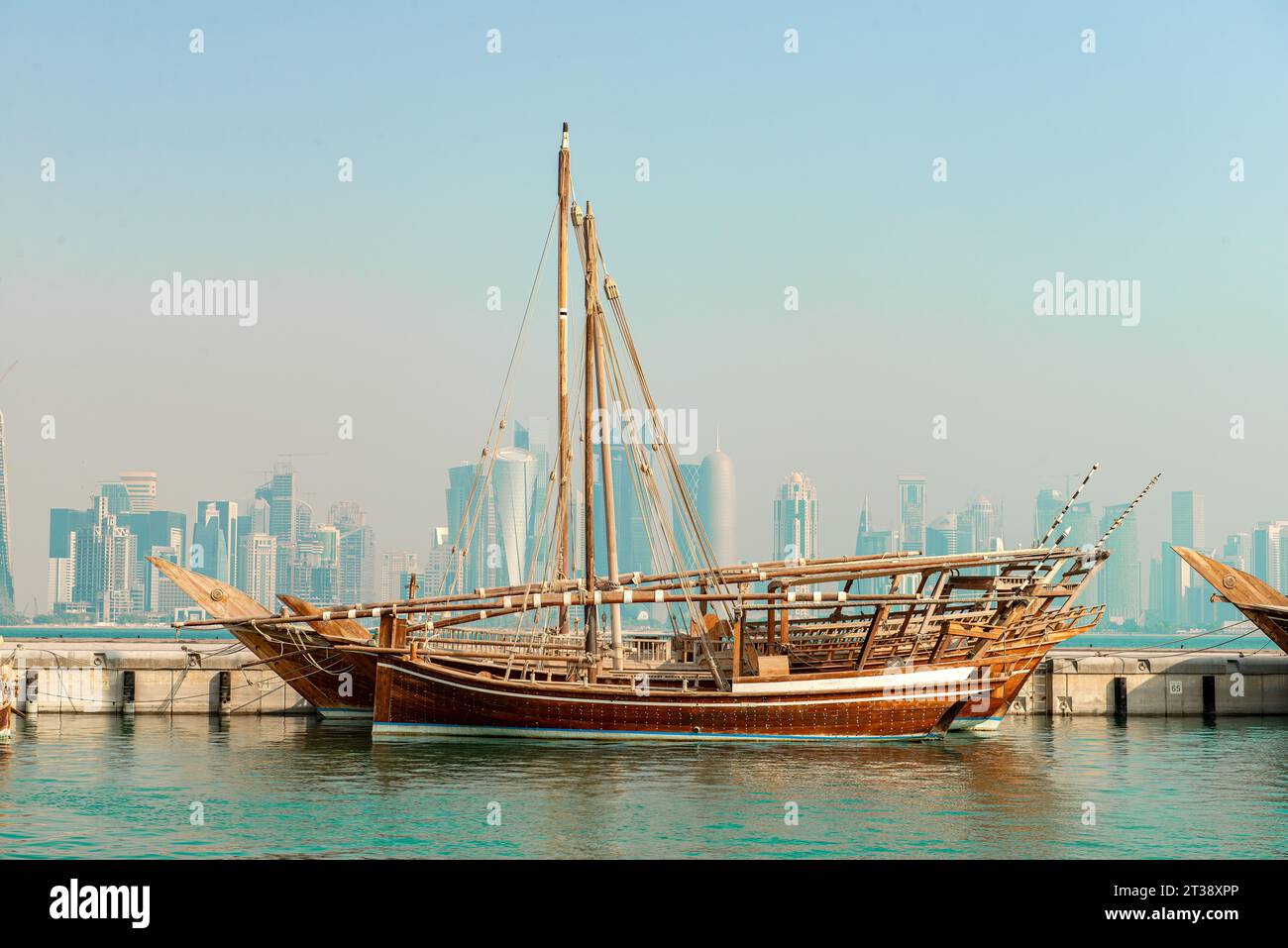 Le boutre traditionnel de Doha Corniche, une promenade au bord de l'eau le long de la baie de Doha dans la capitale Doha Banque D'Images