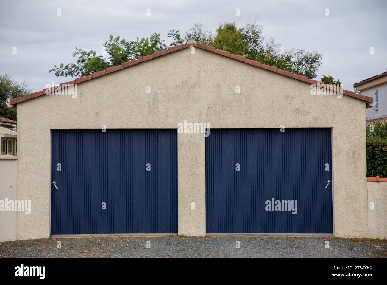 façade grand garage double sectionnel bleu foncé porte de maison noire de la voiture d'entrée de maison résidentielle Banque D'Images