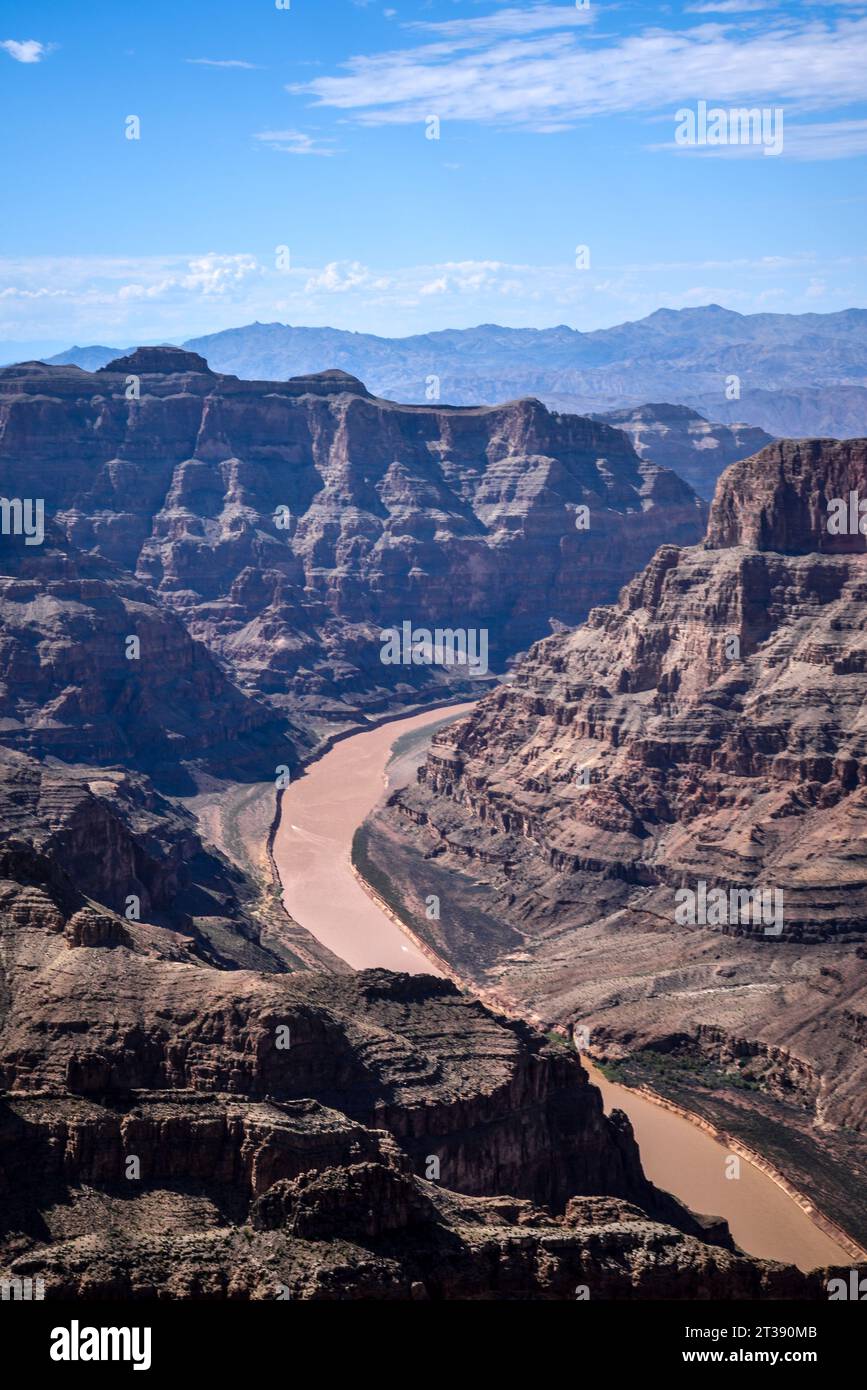 Vue sur le fleuve Colorado depuis le plateau ouest du Grand Canyon pendant la saison de la mousson - Arizona, États-Unis Banque D'Images