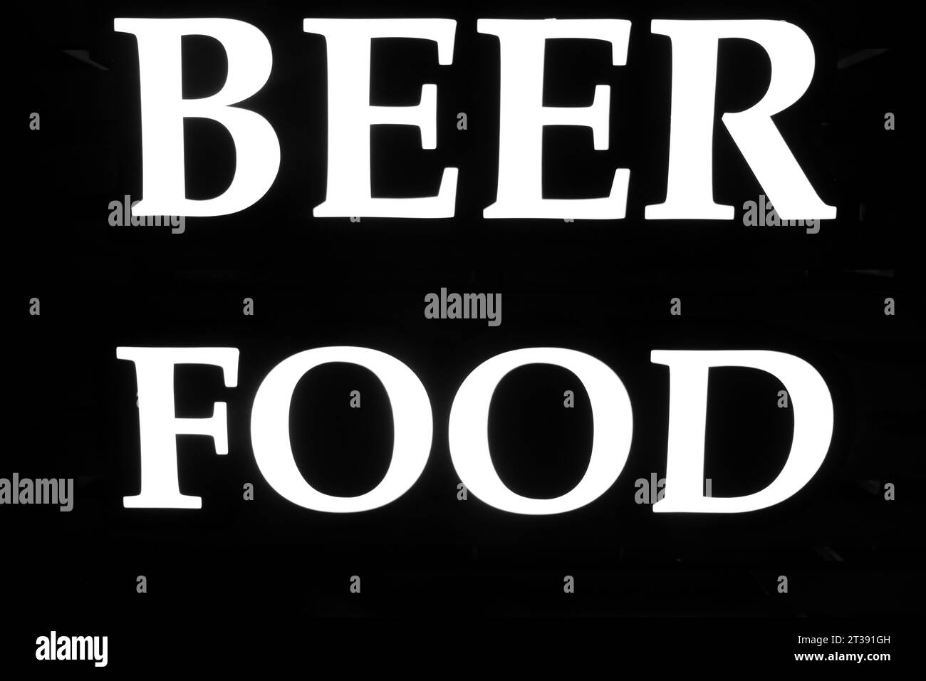 L'inscription ou affiche nourriture et bière à l'entrée d'un bar Banque D'Images