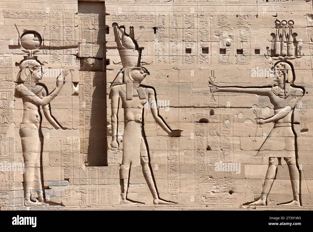 bas-relief égyptien antique sur mur de pierre avec des figures de la déesse Isis, le dieu Horus et Pharaon. Temple d'Isis sur l'île Agilkia (Philae), rese Banque D'Images