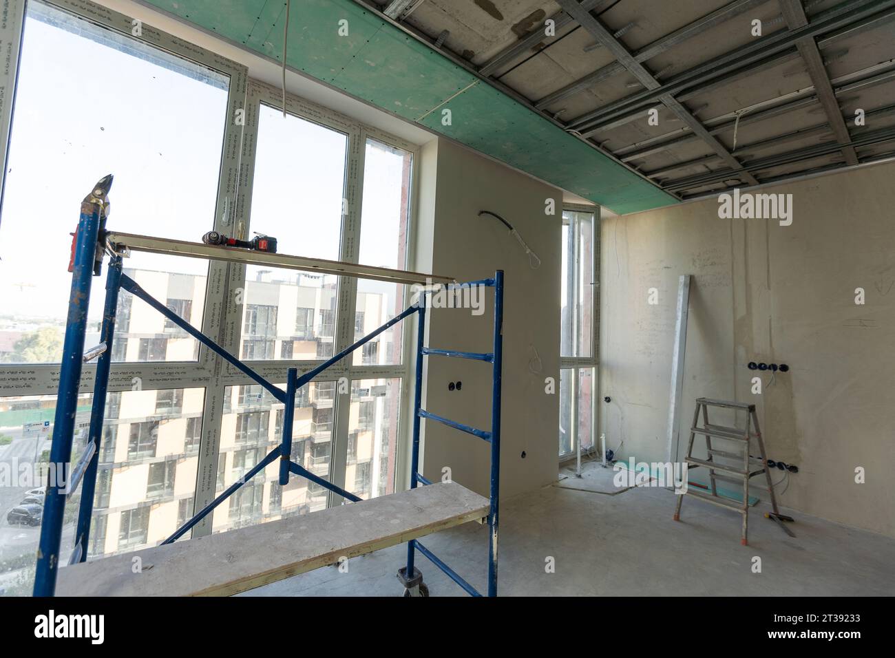 Le cadre métallique du plafond, isolation phonique, en cours de réparation d'un appartement Banque D'Images
