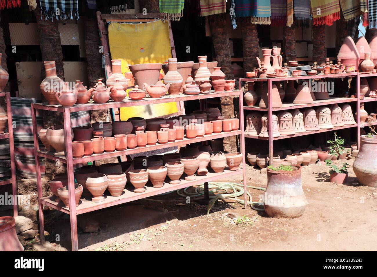 Souvenirs nubiens traditionnels - cruches en argile faites à la main. Poterie maison sur un marché de rue dans un village nubien près d'Assouan, Egypte Banque D'Images